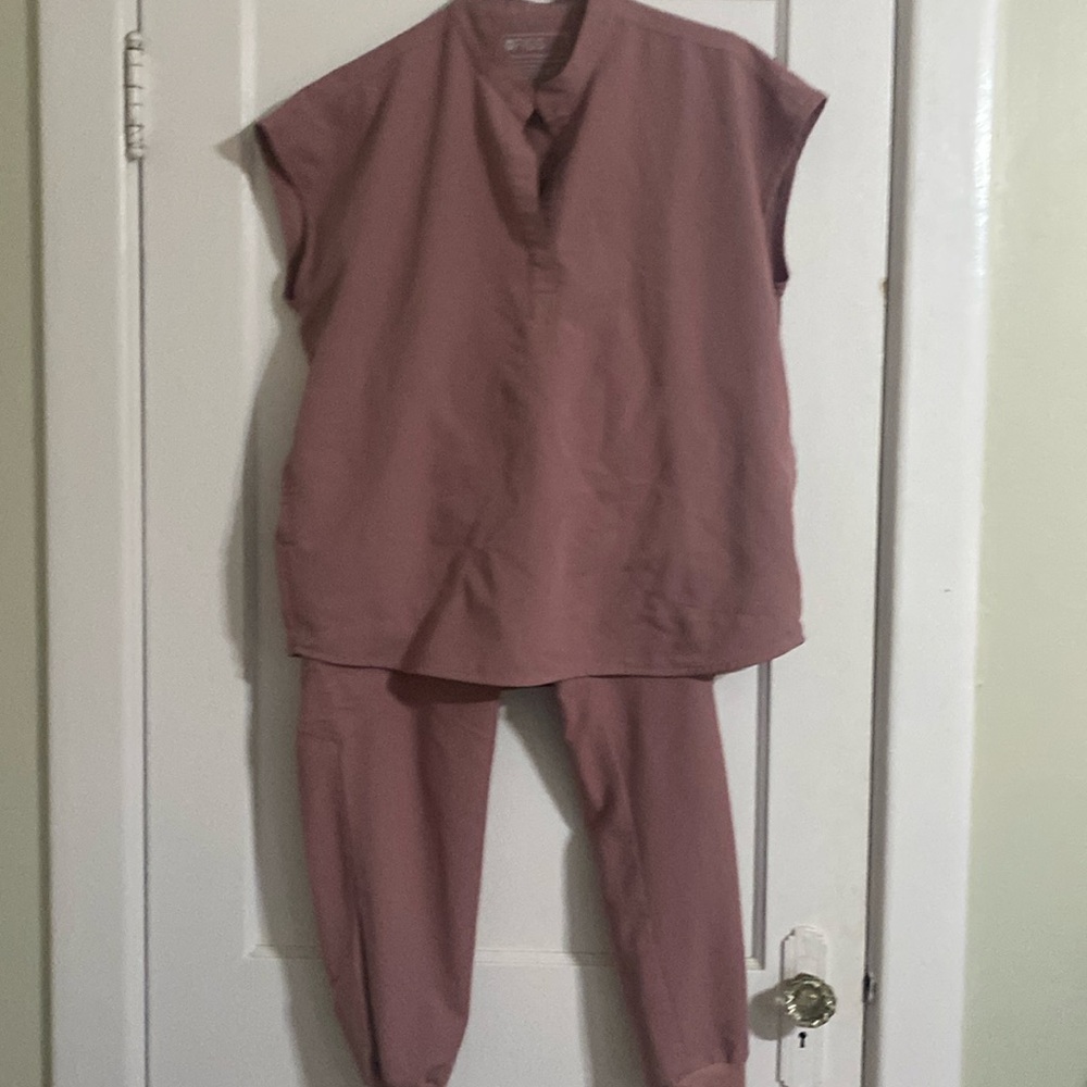 Figs medium scrub top and medium petite scrub bottoms
